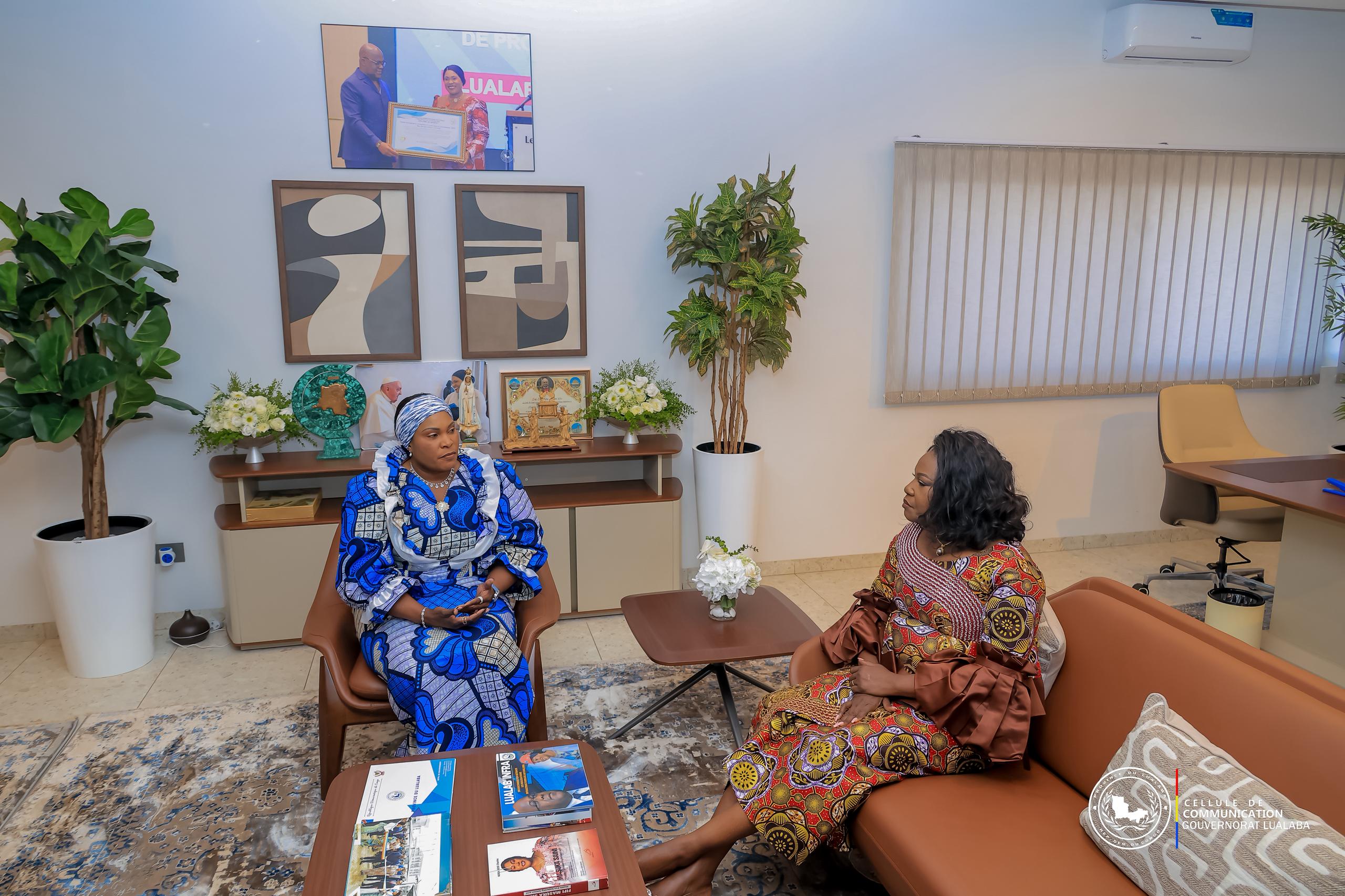 RDC – LUALABA, » IL Y A DU TRAVAIL QUI SE FAIT, DU BON TRAVAIL EN PROVINCE « , DIXIT ISABELLE KIBASSA, AMBASSADRICE ITINÉRANTE DU CHEF DE L’ÉTAT, APRÈS UN TÊTE-À-TÊTE AVEC LA GOUVERNEURE MASUKA