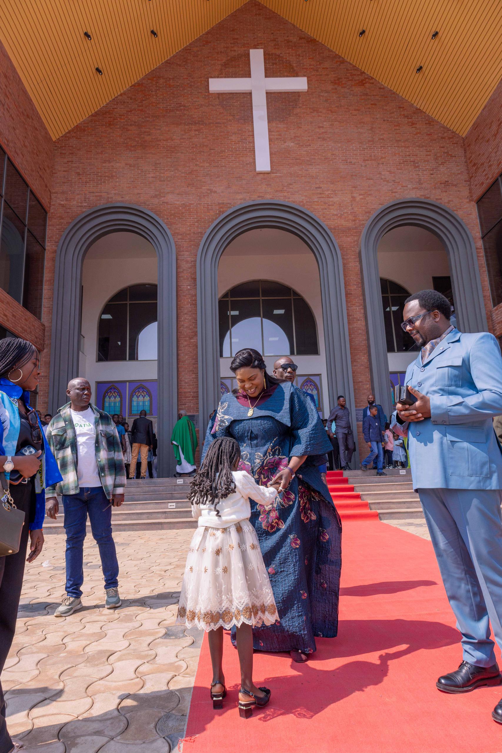 RDC – LUALABA/ RELIGION,LA GOUVERNEURE FIFI MASUKA SAÏNI À LA MESSE DU 15ᵉ DIMANCHE DU TEMPS ORDINAIRE