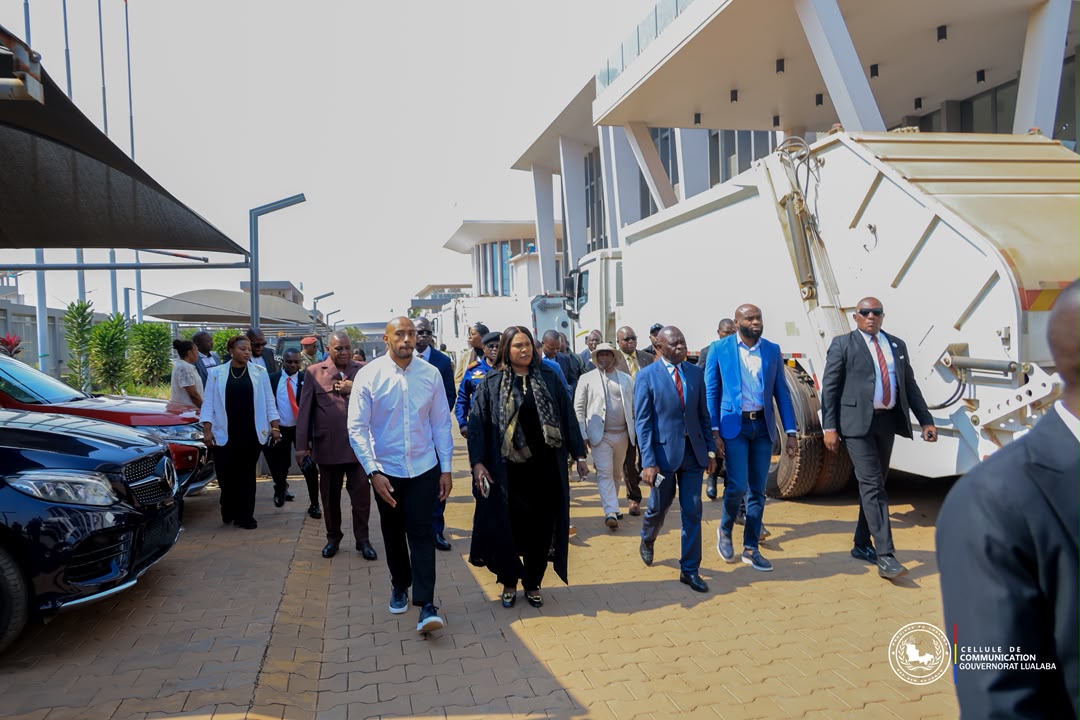 RDC – LUALABA / ASSAINISSEMENT, »DES SANCTIONS ATTENDENT CEUX QUI SALISSENT DEVANT LEURS PARCELLES », DÉCLARE FIFI MASUKA SAINI LORS DE LA PRÉSENTATION DES ENGINS D’ASSAINISSEMENT